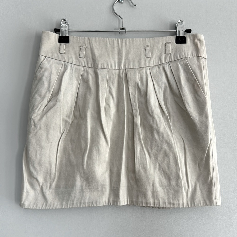 Tan mini skirt with pleats and pockets